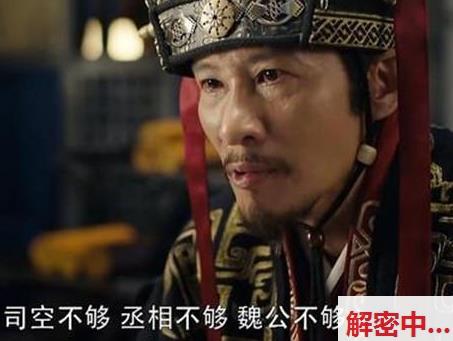 成双成对的天鹅在蓝色湖面结伴游玩 视觉盛宴让人沉醉 新奇自然风光