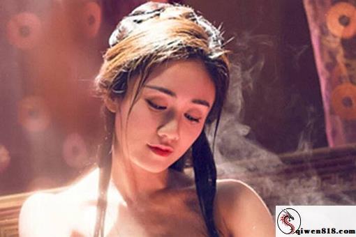 Violet Voss新作水管工走错门 清清爽爽胸前小山丘前小山丘被不合适的围观 开启氛围感超标漫近距离狂欢